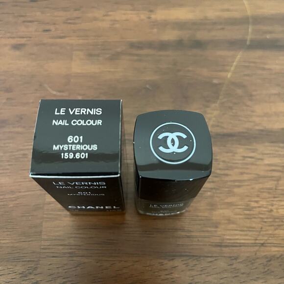 New CHANEL Le Vernis Nail Colour 601 Mysterious Deep Khaki Olive - Picture 3 of 4